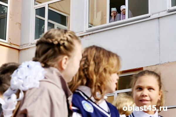 День знаний: почти 102 тысячи учеников Курганской области вернулись в школы