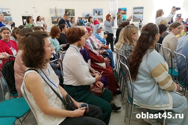 Шоколадные пельмени и зубы акулы: в Кургане выбирают туристический сувенир УрФО