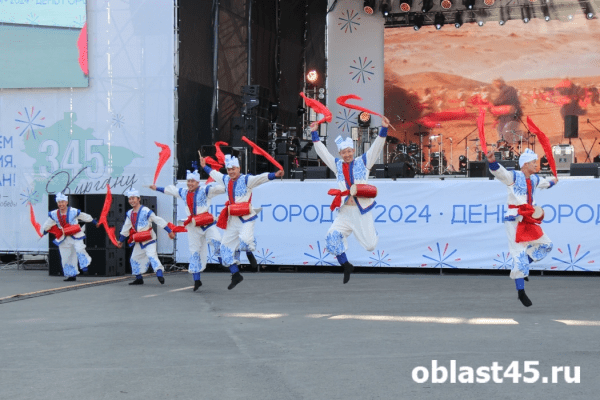 На центральной площади Кургана выступили артисты из Китая На центральной площади Кургана выступили артисты из Китая