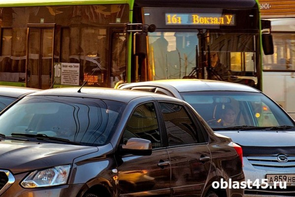 В Кургане на Омской добавили полосы для движения транспорта В Кургане на Омской добавили полосы для движения транспорта