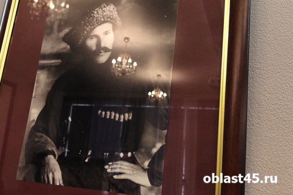 Курган в объективе: в библиотеке Югова открылась выставка старинных фотографий
