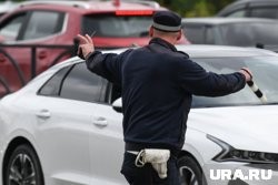 В Кургане из-за аварии перевернулся автомобиль. Видео