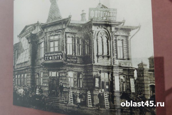 Курган в объективе: в библиотеке Югова открылась выставка старинных фотографий