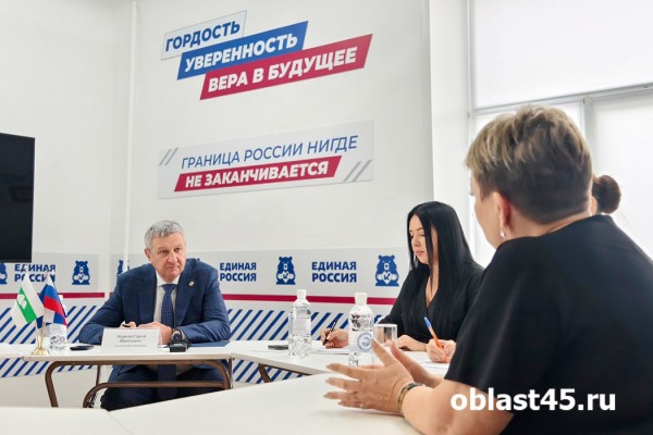 СВО, дороги, проблемные соседи: курганцы идут к сенатору Муратову за помощью