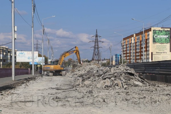 В Кургане открыли движение по одной полосе моста у «Корвета» В Кургане открыли движение по одной полосе моста у «Корвета»