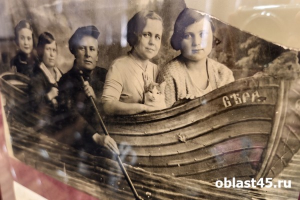 Курган в объективе: в библиотеке Югова открылась выставка старинных фотографий