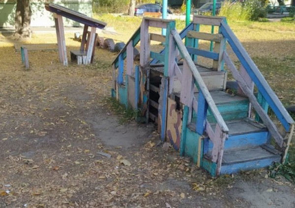 Курганцы пожаловались на опасную детскую площадку. Фото