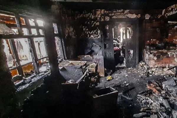 В Зауралье старшая дочь спасла многодетную семью от гибели в пожаре В Зауралье старшая дочь спасла многодетную семью от гибели в пожаре