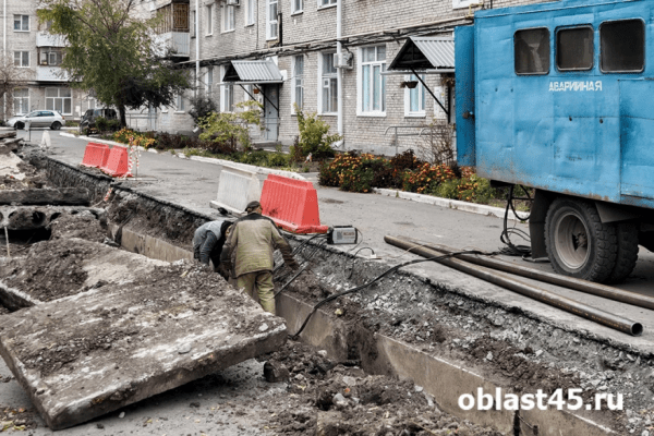 В Кургане бригады работают над устранением аварий на сетях водопровода 