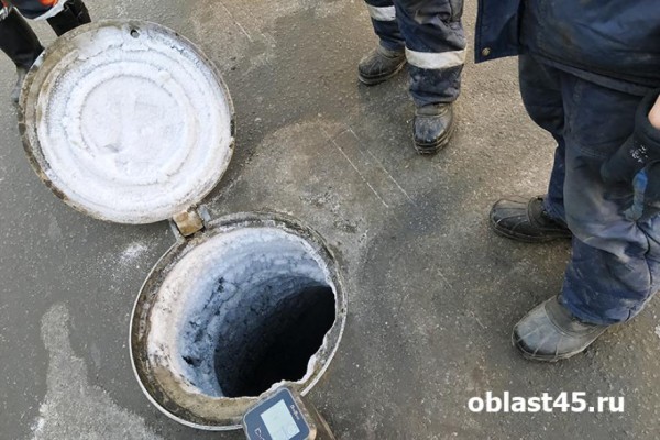 В Кургане из коллектора в Заозёрном коммунальщики увезли КАМАЗ тряпок В Кургане из коллектора в Заозёрном коммунальщики увезли КАМАЗ тряпок
