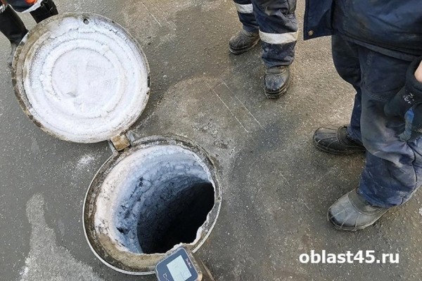 В Кургане коммунальщики несколько дней справляются с засором на коллекторе В Кургане коммунальщики несколько дней справляются с засором на коллекторе