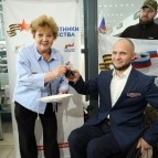 
											В Кургане ветерану спецоперации вручили машину с ручным управлением 									