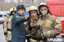 Курганские пожарные спасли людей из смятой машины. Фото