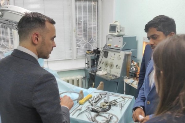 Приехавший из Шри-Ланки хирург заинтересовался работой курганских врачей 
