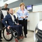 
											В Кургане ветерану спецоперации вручили машину с ручным управлением 									