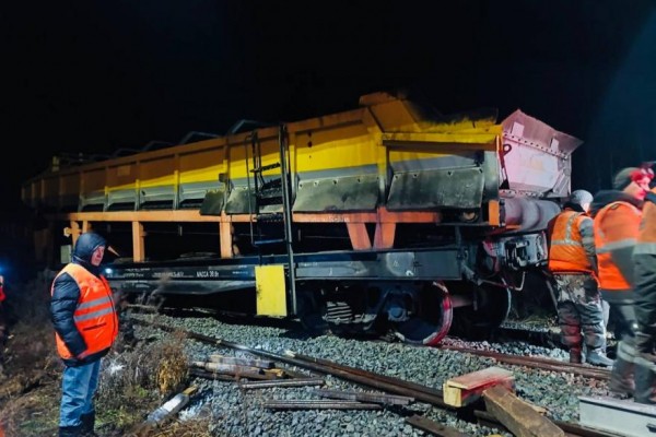 Рабочий поезд сошел с рельсов в Курганской области