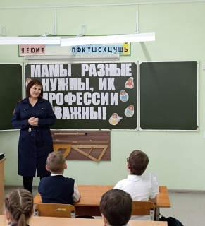 В канун предстоящего праздника следователь следственного отдела встретилась с учениками школы - гимназии №9 города Шадринска 