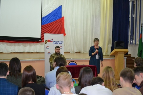 В День Героев Отечества сотрудники следственного управления встретились с учениками средней школы №40 В День Героев Отечества сотрудники следственного управления встретились с учениками средней школы №40