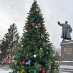 В Кургане на площади В.М. Слосмана установлена ёлка, украшенная изделиями с урало-сибирской росписью
В Кургане на площади В.М. Слосмана установлена ёлка, украшенная изделиями с урало-сибирской росписью