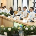 
											Губернатор Вадим Шумков встретился с победителем Китайской национальной олимпиады по математике Евгением Русановым и его одноклассниками									