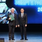 
											Губернатор Вадим Шумков поздравил сотрудников и ветеранов энергетического комплекса Курганской области с профессиональным праздником и вручил награды									
