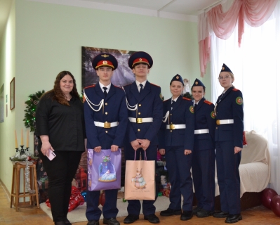 Сотрудники следственного управления поздравили пожилых людей, проживающих в ГБУ &laquo;Лесниковский дом-интернат для престарелых и инвалидов&raquo; с Новым годом