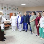 
											По традиции подарки от губернатора Вадима Шумкова 31 декабря получили сотрудники экстренных служб 									