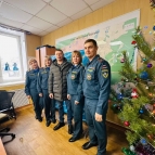 
											По традиции подарки от губернатора Вадима Шумкова 31 декабря получили сотрудники экстренных служб 									