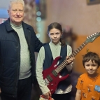 Павел из Краснодона, шар с мечтой которого губернатор Вадим Шумков снял с ёлки в Кремле, получил электрогитару
Павел из Краснодона, шар с мечтой которого губернатор Вадим Шумков снял с ёлки в Кремле, получил электрогитару