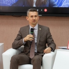 Первый заместитель губернатора Курганской области – руководитель аппарата губернатора Андрей Алексеев вручил паспорта юным жителям Курганской области
Первый заместитель губернатора Курганской области – руководитель аппарата губернатора Андрей Алексеев вручил паспорта юным жителям Курганской области