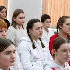 Первый заместитель губернатора Курганской области – руководитель аппарата губернатора Андрей Алексеев вручил паспорта юным жителям Курганской области
Первый заместитель губернатора Курганской области – руководитель аппарата губернатора Андрей Алексеев вручил паспорта юным жителям Курганской области