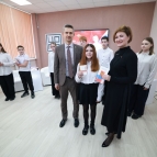 Первый заместитель губернатора Курганской области – руководитель аппарата губернатора Андрей Алексеев вручил паспорта юным жителям Курганской области
Первый заместитель губернатора Курганской области – руководитель аппарата губернатора Андрей Алексеев вручил паспорта юным жителям Курганской области