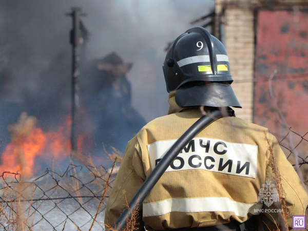 Жилые и нежилые дома, бани и мусор горели в Зауралье в выходные