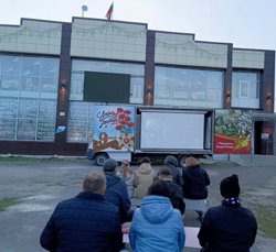 Девять курганцев пришли на кинопоказ под открытым небом. Фото