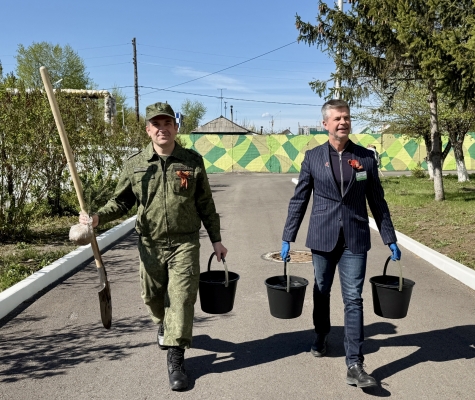 Исполняющий обязанности руководителя и сотрудники следственного управления приняли участие в озеленении территории Курганского областного госпиталя для ветеранов войн