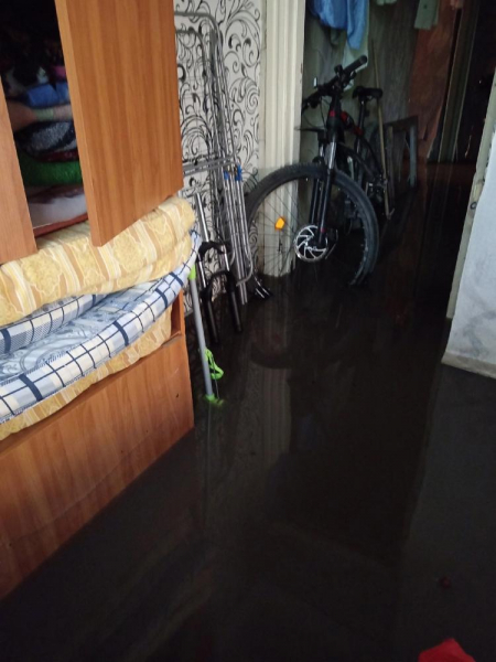 В центре Кургана снова затопило аварийную двухэтажку