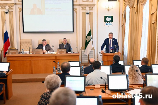 Аплодировали впервые за много лет: сенатор Муратов выступил в курганской облдуме Аплодировали впервые за много лет: сенатор Муратов выступил в курганской облдуме
