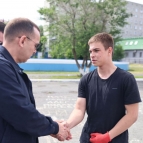 
											Губернатор Вадим Шумков проконтролировал ход ремонта 22-й школы города Кургана и пообщался с её выпускником									