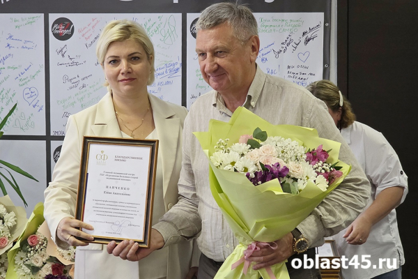 «За высокий профессионализм»: курганский сенатор Муратов наградил медработников «За высокий профессионализм»: курганский сенатор Муратов наградил медработников