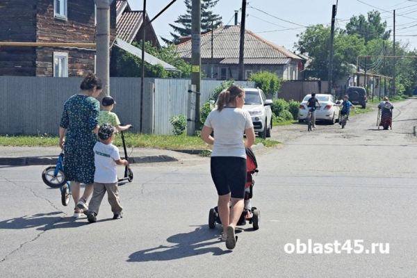 В Кургане дети и старики с тросточками вынуждены рисковать жизнью и нарушать ПДД В Кургане дети и старики с тросточками вынуждены рисковать жизнью и нарушать ПДД