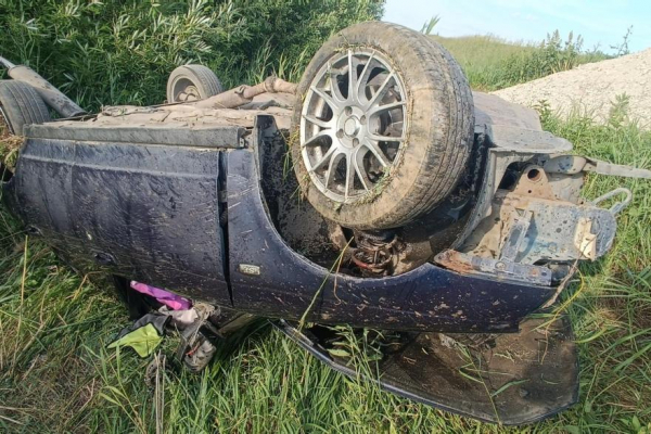 Зауралец на легковушке врезался в большегруз и отправил свою пассажирку в больницу Зауралец на легковушке врезался в большегруз и отправил свою пассажирку в больницу