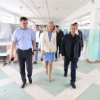 
											Губернатор Вадим Шумков проконтролировал ход ремонта 22-й школы города Кургана и пообщался с её выпускником									