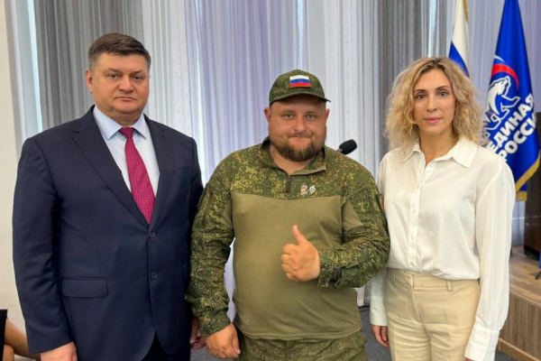 Уральский лидер &laquo;Единой России&raquo; Иван Квитка подарил свой партийный значок ветерану СВО из Кургана