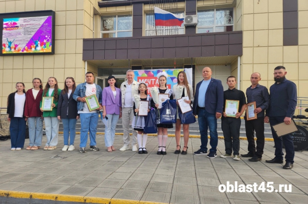 Сенатор Сергей Муратов поздравил выпускников Половинского округа с Днём молодёжи Сенатор Сергей Муратов поздравил выпускников Половинского округа с Днём молодёжи