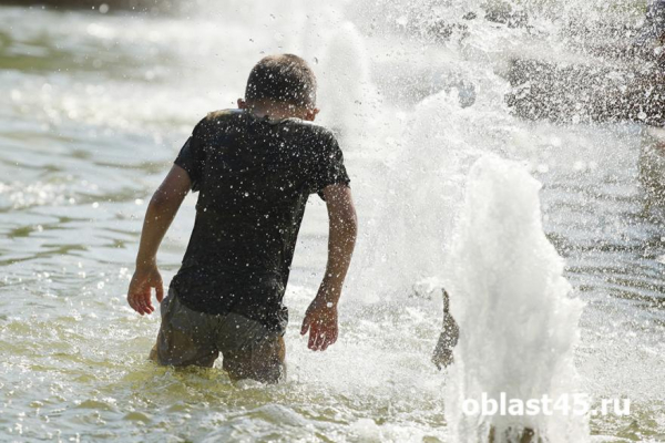 В Кургане дети купались в искусственном водоёме в Заозёрном В Кургане дети купались в искусственном водоёме в Заозёрном