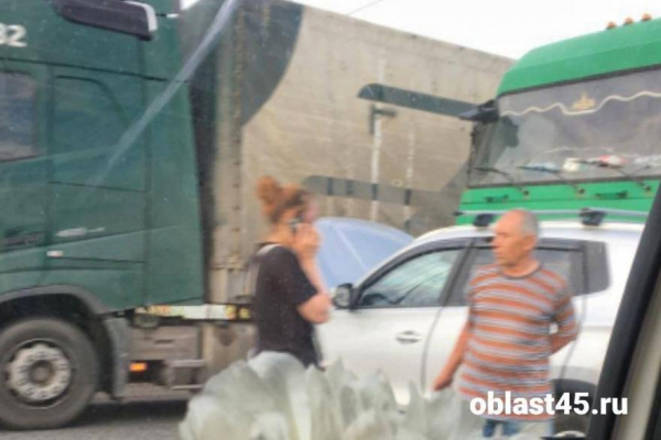 Водитель без прав, фура без тормозов: в ДТП на зауральской трассе есть пострадавшие