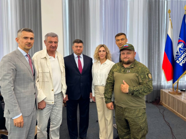 Уральский лидер &laquo;Единой России&raquo; Иван Квитка подарил свой партийный значок ветерану СВО из Кургана