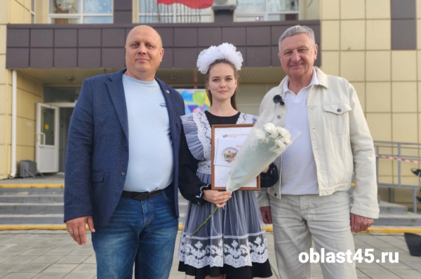 Сенатор Сергей Муратов поздравил выпускников Половинского округа с Днём молодёжи Сенатор Сергей Муратов поздравил выпускников Половинского округа с Днём молодёжи