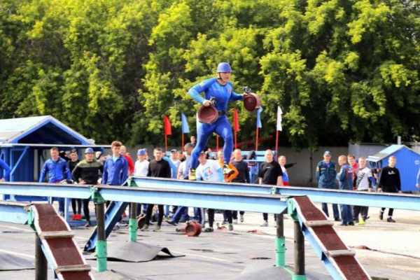В Кургане более 100 спортсменов состязались в пожарно-спасательном спорте