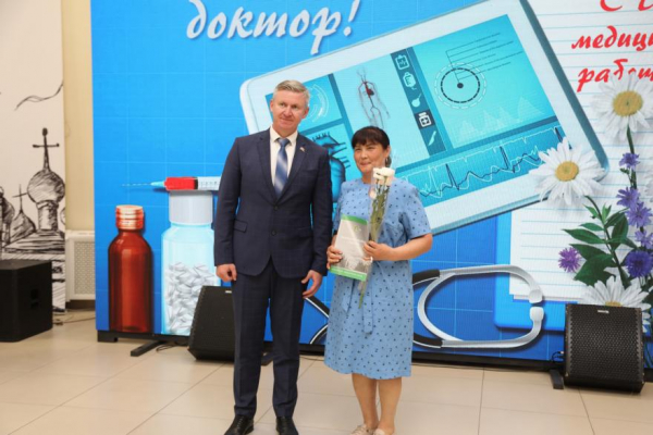 Дмитрий Фролов вручил Благодарственные письма заслуженным медработникам